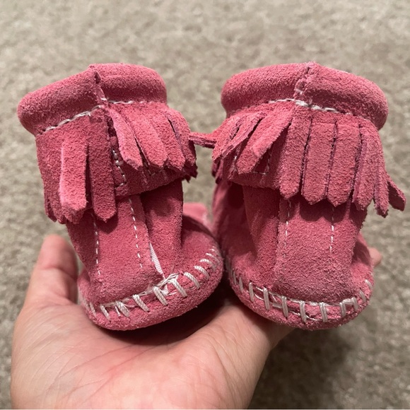 Toddle Girl’s Minnetonka Fringe Pink Leather Bootie Moccasins Size 6 - Picture 6 of 9